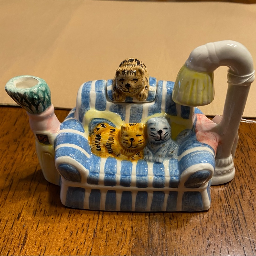 Cardinal Tea Nee miniature teapot. Feline friends from 1995.